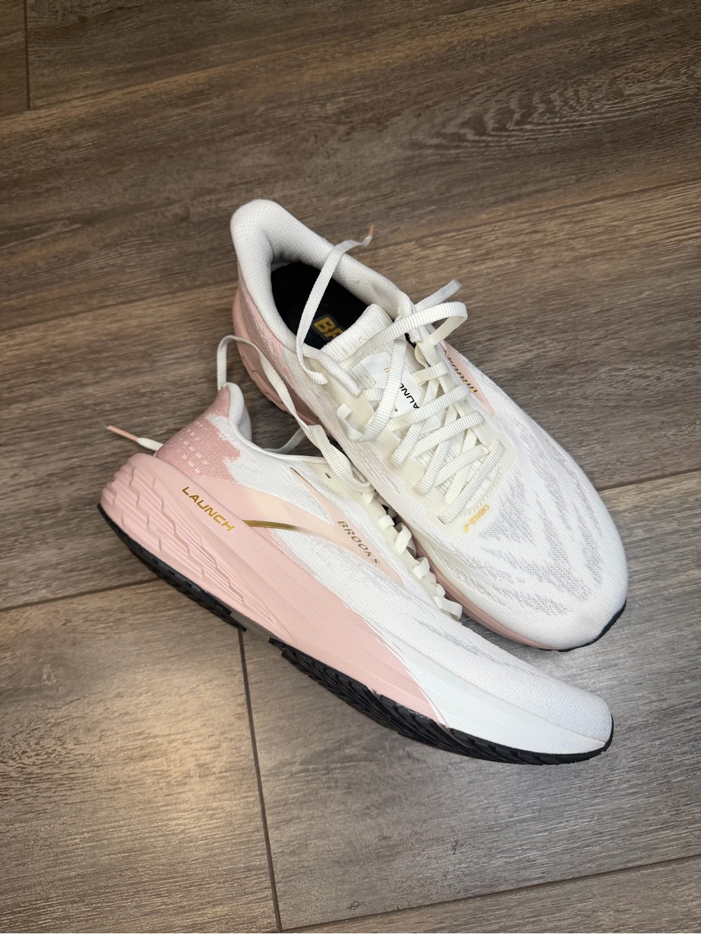 Brooks Women's White and Pink Launch 11 Running Shoe W 9.5 - Picture 3 of 9
